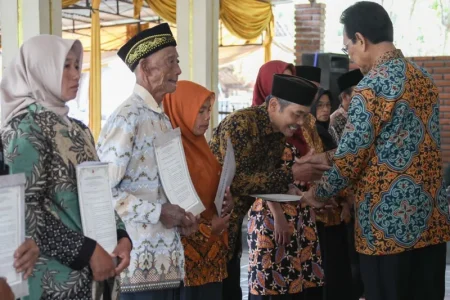 Sultan Serahkan 222 Serat Palilah Pemanfaatan Tanah Kesultanan Kepada Waraga