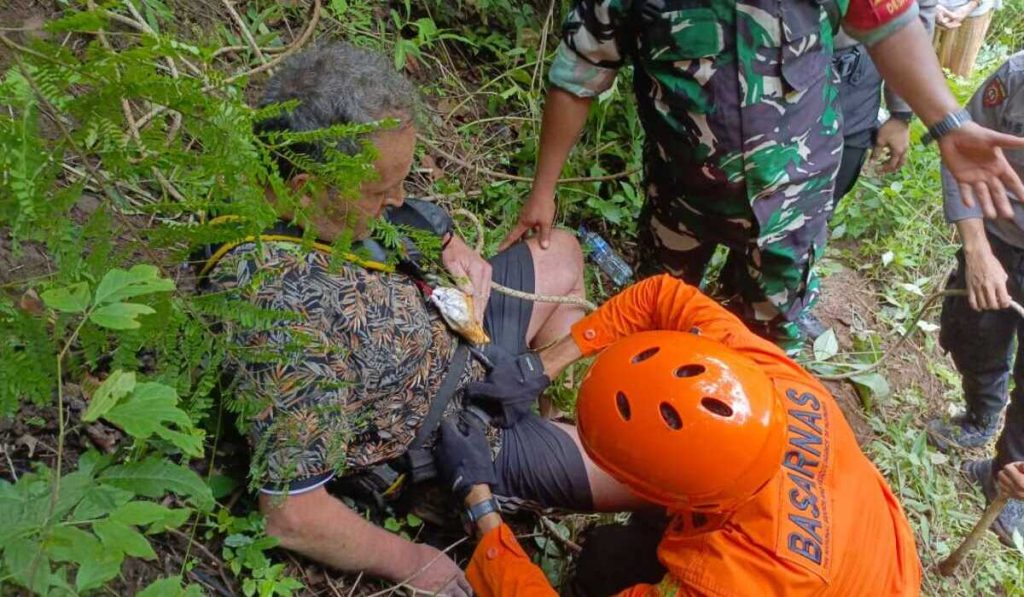 Tim Sar Gabungan Selamatkan Wna Asal Perancis Yang Terperosok Ke Jurang 8 Meter