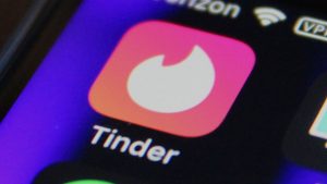 Tinder akan mencoba pencocokan bertenaga AI karena aplikasi kencan terus kehilangan pengguna