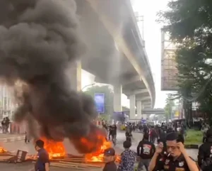 Tolak Eksekusi Lahan di Makassar, Ribuan Massa Bentrok Delan Polisi