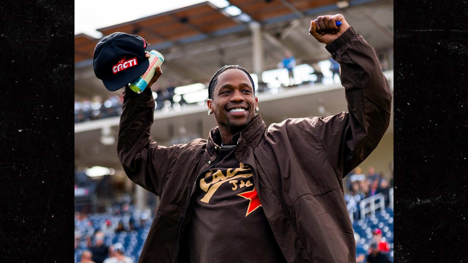 Travis Scott melempar lapangan pertama di Cacti Park untuk hari pembukaan pelatihan Astros Spring