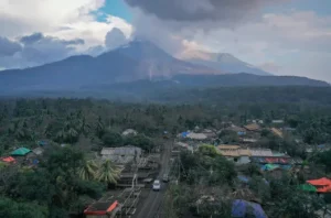 WARGA SEKitar Gunung Lewotobi Laki-Laki Diminta Waspada Banjir Lahar Saat Hujan