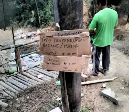 WARGA Terdampak Bencana Di Pekalongan Dipungut Biaya Menyeberangi Jembatan Darurat