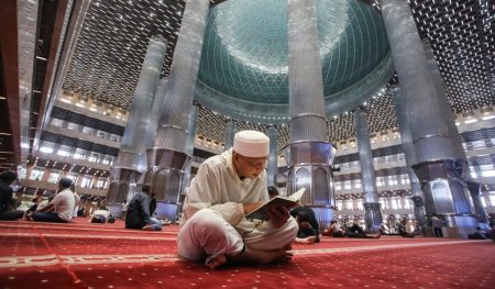 14 Manfaat Membaca Dan Menghafalkan al-Quran Berdasarkan Hadis