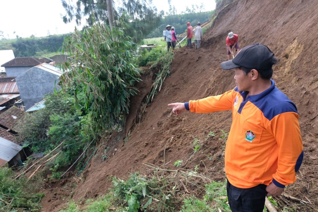 2 WARGA MANADO MANDGAL DUNIA TERTIMBUN TANAH LONGSOR