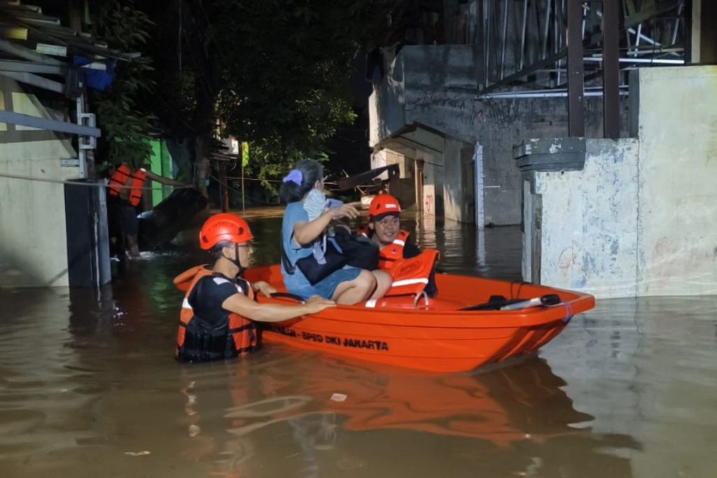 28 rt di jakarta banjir akmat luapan sungai ciliwung