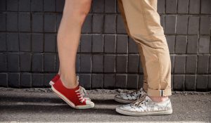 3 Tips Memilih Sepatu Sneakers Asli