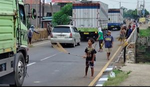 ARUS MUDIK DIMULAI, PEMUNGUT UANG RECERH DI JEMBATAN SEWO SUBANG-INDRAMEYU MULAI BERAKSI