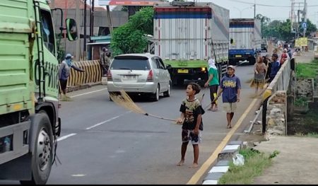 ARUS MUDIK DIMULAI, PEMUNGUT UANG RECERH DI JEMBATAN SEWO SUBANG-INDRAMEYU MULAI BERAKSI