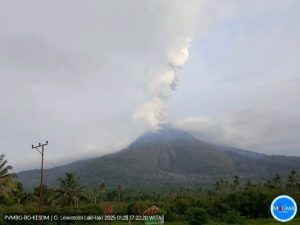 Aktivitas Gunung Lewotobi Laki-Laki Meningkat, PVMBG Tetapkan Status Awas