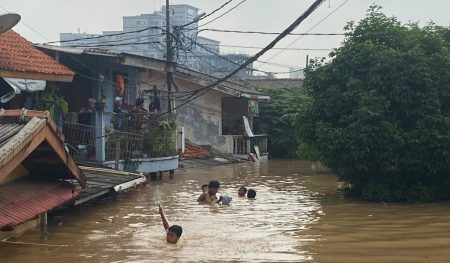 Anak-anak berenang di Lingungan Yang Banjir 3 Meter Di Pancoran