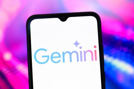 Anda sekarang dapat berbicara dengan Google Gemini dari layar kunci iPhone Anda