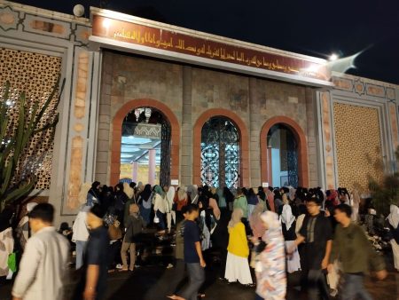 Anies Baswedan Ceramah, Jemaah Tarawih Masjid Kampus Ugm Membludak