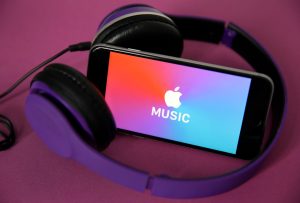 Apple Music berintegrasi dengan alat musik untuk memungkinkan DJ membuat campuran menggunakan katalognya