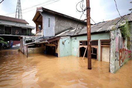 BANJIR BEKASI DENGAN KETINGIAN UDARA 1,2 meter Sebabkan Puluhan Mobil Di Ruko Grand Galaxy City Terendam Banjir