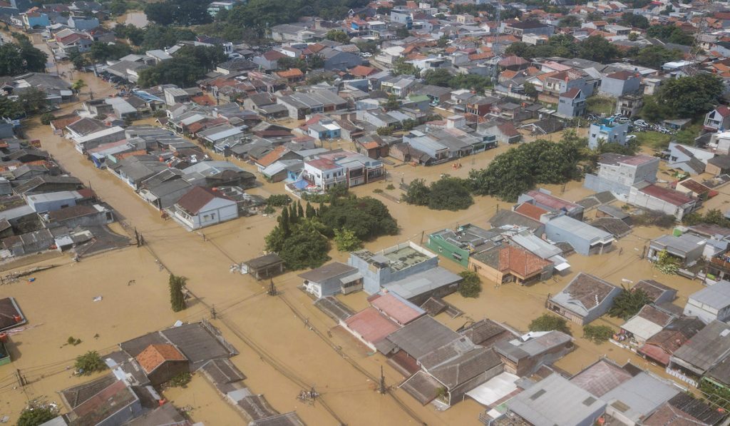 BANJIR BEKASI DISEBUT LEBIH PARAH DARI 2020, JALAN DAN RUMAH SATIT IKUT TERENDAM