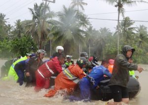 BERPACU DENGAN WAKTU, POLISI EVAKUSI RATUSAN WARGA Terjebak Banjir di Nias Selatan