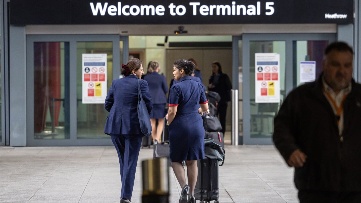 Bandara Heathrow dibuka kembali setelah kebakaran terdekat – tetapi para pelancong masih menghadapi gangguan besar