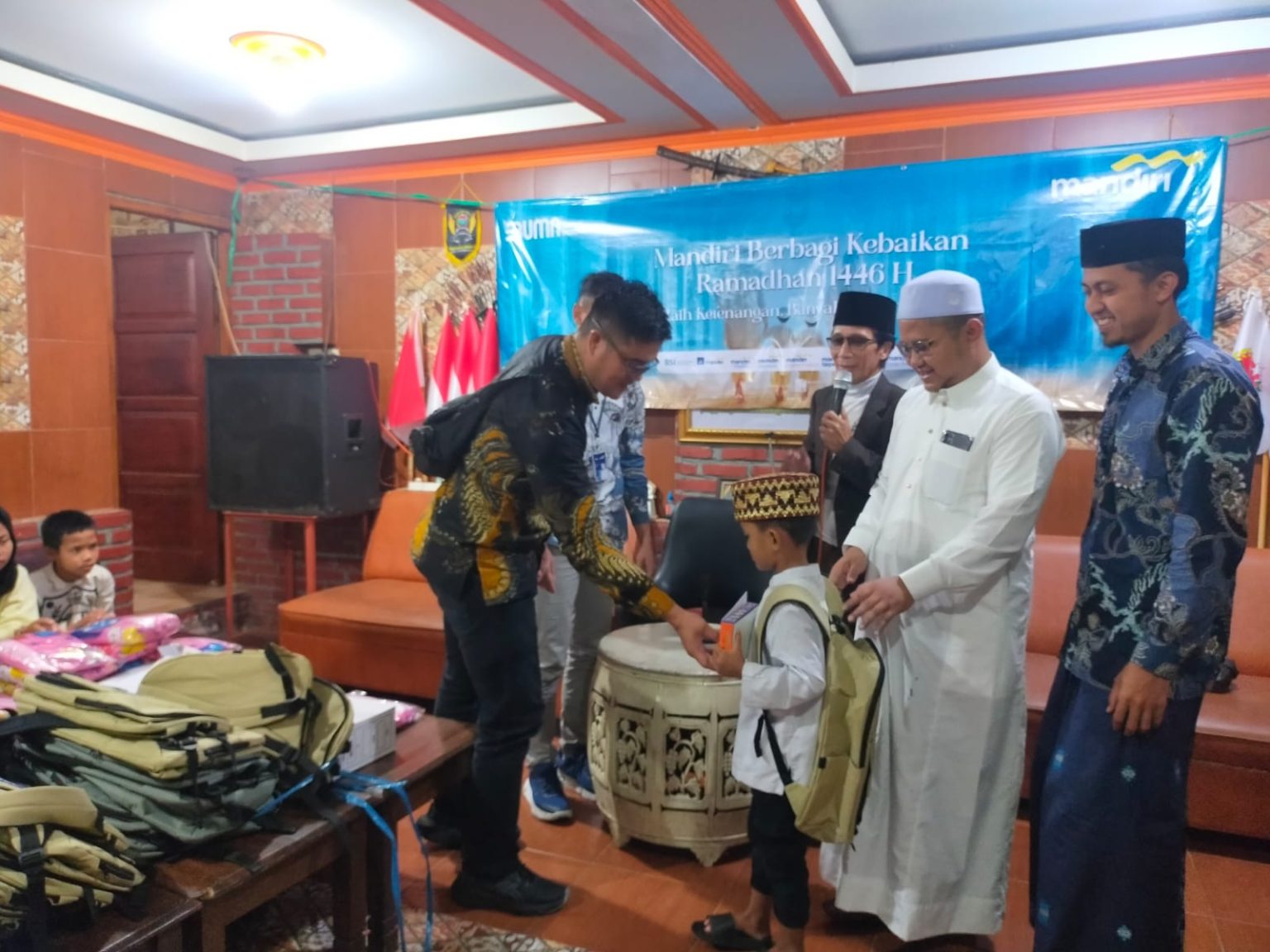 Bank Mandiri Berikan Santunan Bagi anak yatim piATu di tiga lokasi di tasikmalaya