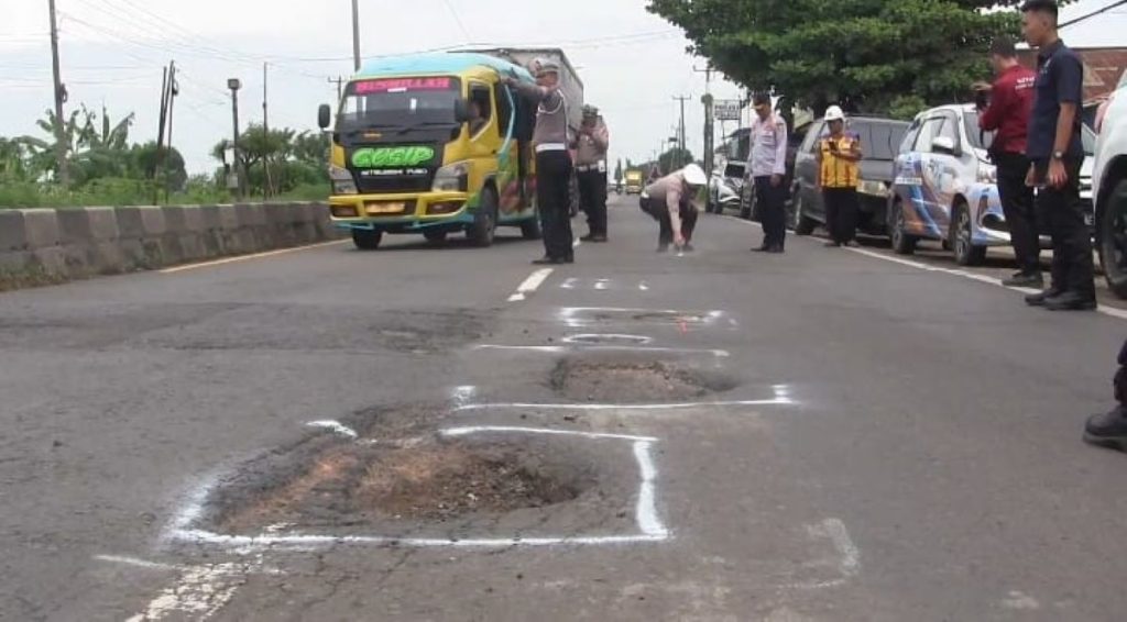 Banyak Lubang, Jalur Pantura Subang Belum Aman Dilintasi Pemudik