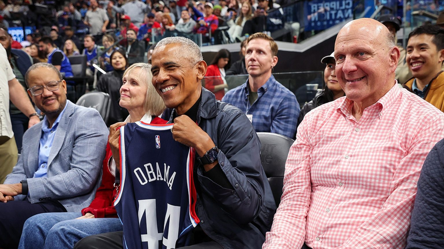 Barack Obama menghadiri pertandingan La Clippers tanpa istri Michelle