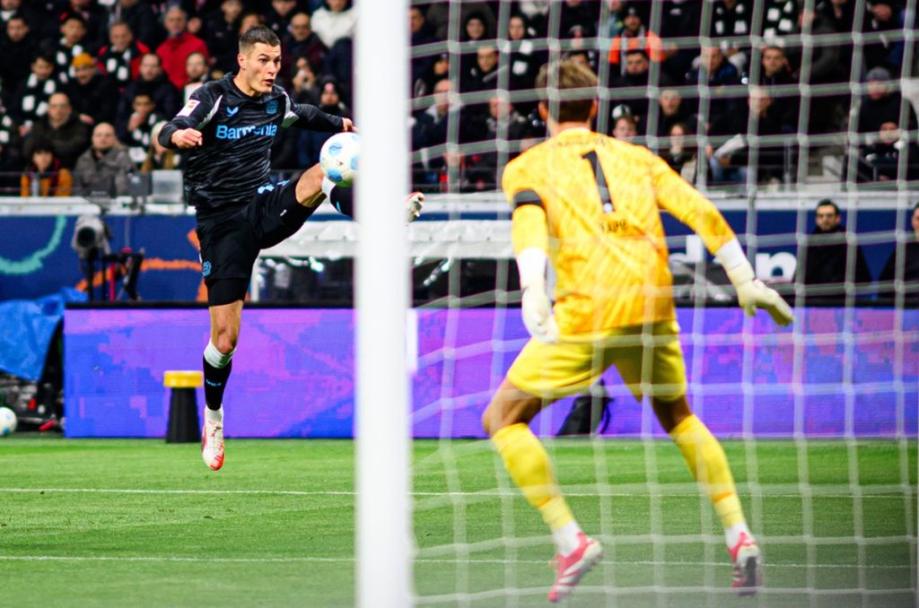 Bayer Leverkusen vs Eintracht Frankfurt Bayer Leverkusen Bantai Eintracht Frankfurt 4-1, Aleix García Bersinar