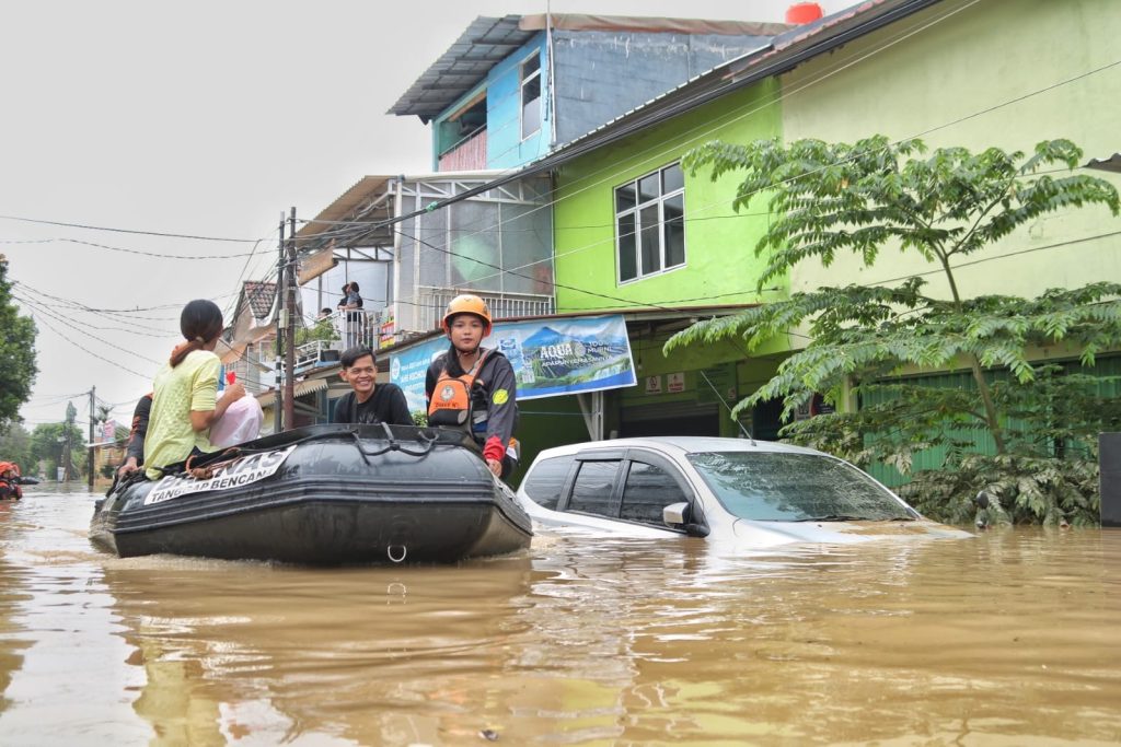 Baznas Bantu Evakuasi Korban Banjir di Jakarta Dan Bekasi