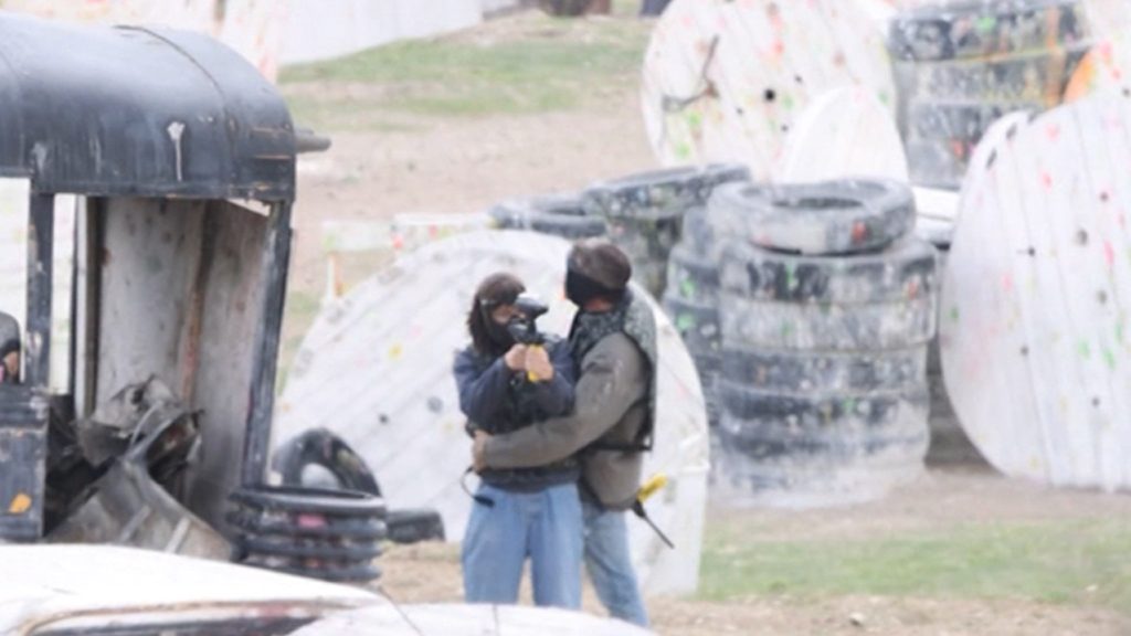 Ben Affleck menarik Jennifer Garner dekat untuk pelukan selama tamasya paintball