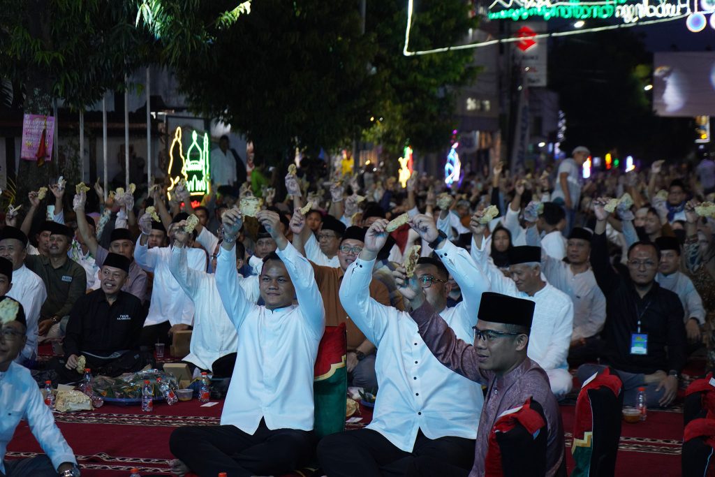 Buka Puasa di Purbalingga Ciptakan Rekor Dunia Gelang 14.460 Mendoan