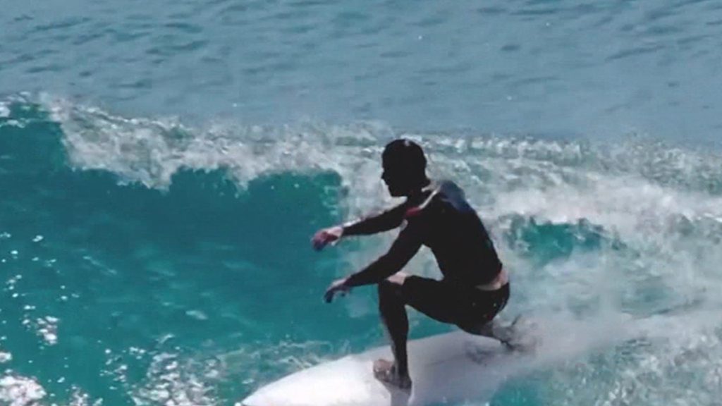 Chris Hemsworth Surfs at Home di Australia, gelombang parut dengan perut parut