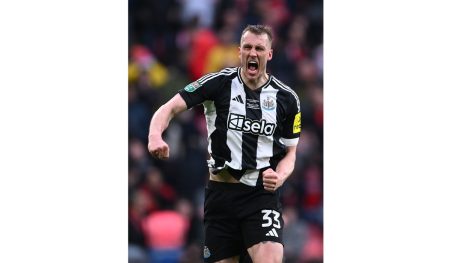 Dan Burn Masih Tidak Percaya Newcastle United Berhasil Jadi Juara Piala Liga