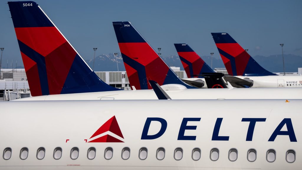 Delta Air Lines Saham jatuh karena perkiraan pemotongan maskapai, mengutip permintaan domestik yang lebih lemah