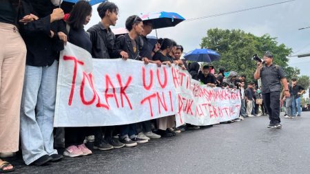 Demo Tolak Uu Tni, Mahasiswa Purwokerto Tebar Kotoran Sapi Di Depan Gerbang Kodim