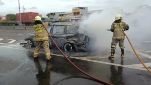 Diduga Korsleting Listrik, Sebuah Mobil Terbakar Di Tol Gedong Panjang