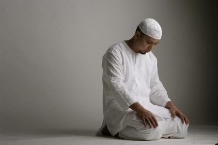 Doa Tahiyat Akhir Cinta dan Harapan dalam Shalat