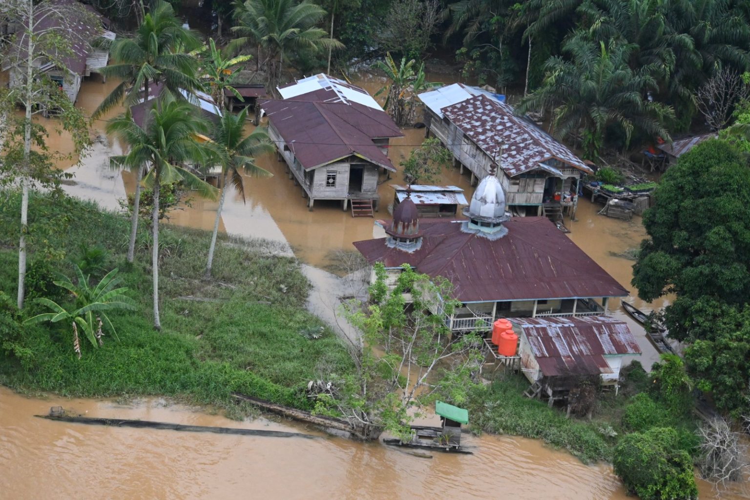 Dukung Operasi Kemanusiaan, Helikopter Tni au Pantau Banjir di Pelalawan