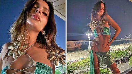 Emily Ratajkowski Sizzles dalam gaun seksi di Carnival Rio 2025