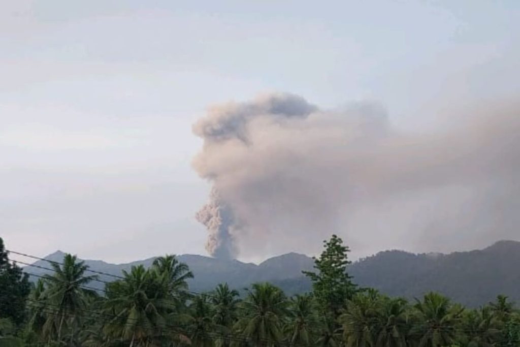 Erupsi, Gunung Dukono Semburkan Abu Vulkanik Setinggi 2 Kilometer