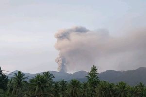 Erupsi, Gunung Dukono Semburkan Abu Vulkanik Setinggi 2 Kilometer