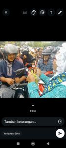 Gabungan Organisasi Wanita Bagikan Takjil UNTUK UMAT Muslim di Sorong