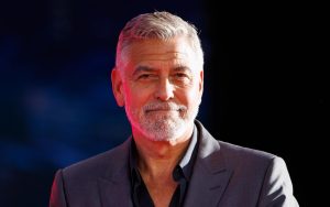 George Clooney Tampil Gaya Gaya Buru Ubah Rambut Perak Demi Debut Broadway