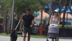 Gisele Bündchen & Joaquim Valente dan sekitar di Miami dengan bayi baru lahir