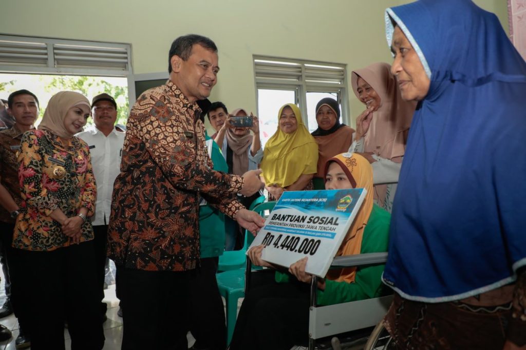 Gubernur jateng pastikan Layanan Kependudukan Berjalan Baik Hingga Pelosok Desa