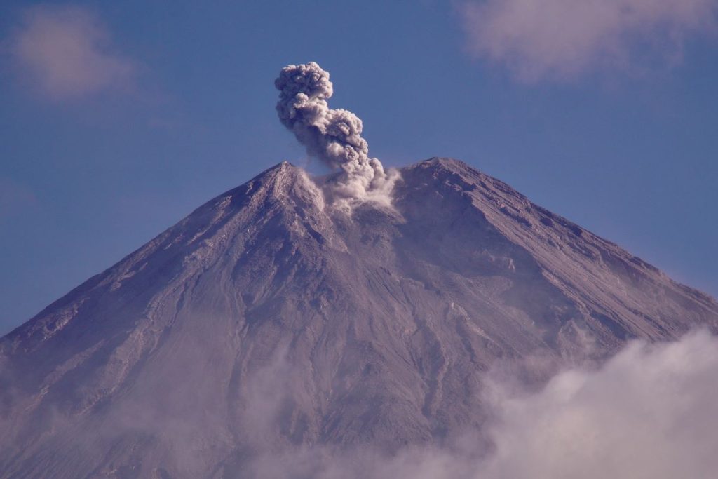 Gunung Semeru Erupsi 9 Kali, Lontarkan Abu Vulkanik 1,1 kilometer