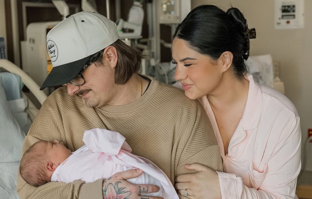 Hardy Dan Caleigh Ryan Sambut Kelahiran Anak Pertama, Rosie Ryan Hardy