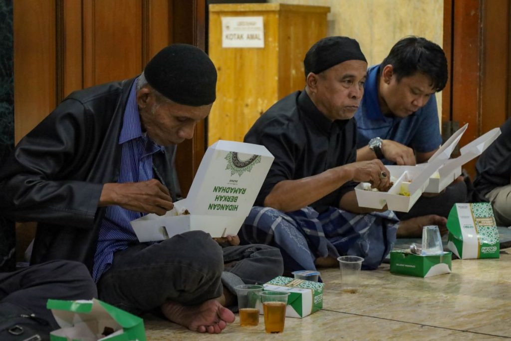 Hidangan Berkah Ramadan Baznas Pastikan Pekerja Harian Tetap Dapat Berbuka Puasa