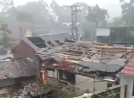 Hujan Deras Dan Angin menempatkan Beliung SAPU 27 RUMAH DI CIAMIS, Jalan Protokol Banjir