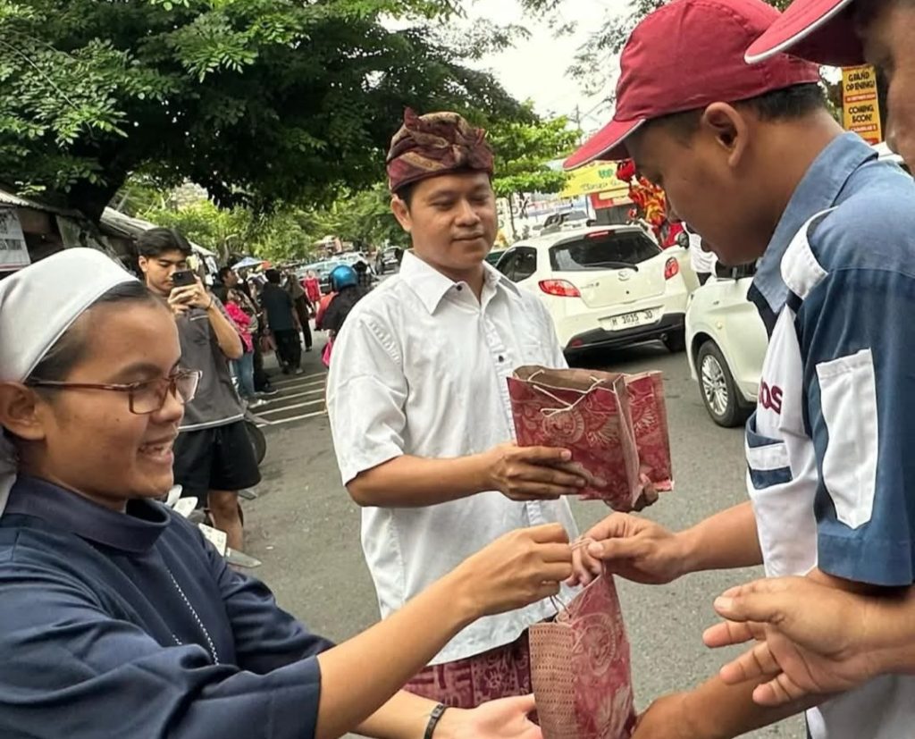 Indahnya Toleransi Umat Beragama Di Semarang, Bagikan Takjil Buka Puaasa Ramadhan