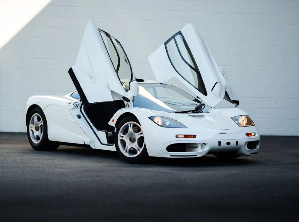 Ini ultra-langka 1-dari-2 Marlboro White 1995 McLaren F1 baru saja menemukan rumah baru