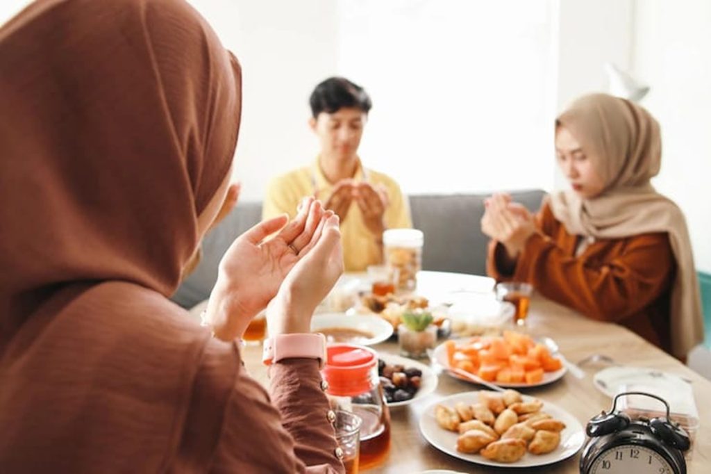 Jadwal Buka PUASA UNTUK WILATUAH JABODETABEK HARI INI SENIN, 24 MARET 2025